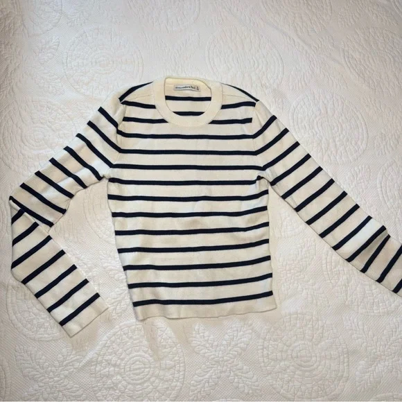 Abercrombie & Fitch Black and White Striped Sweatshirt - Picture 4 of 7